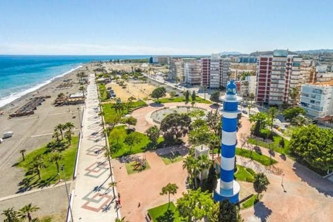 Running en el Paseo Marítimo y Faro de Torre del Mar